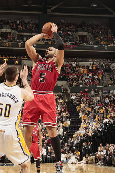 WTT香港总决赛选手城市照，王楚钦率先到达拍照地点（WTT香港总决赛选手城市打卡照：王楚钦率先抵达拍摄地）