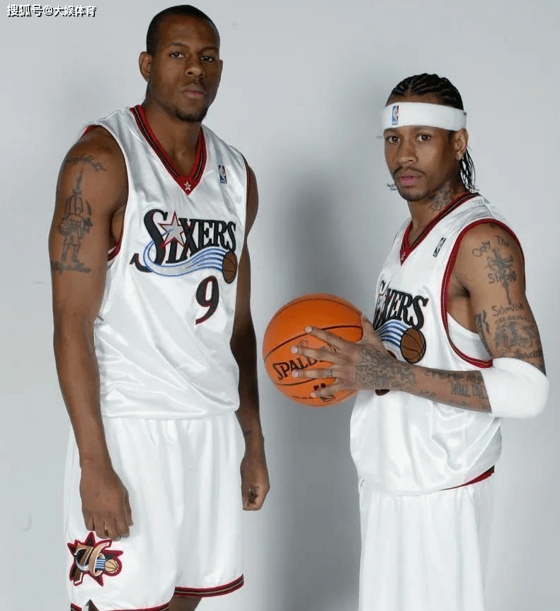 布克：与安德玛解约后库里问我要了几双鞋，看到他上脚很开心（布克谈与安德玛解约：库里向我要了几双球鞋，看到他穿上很开心）