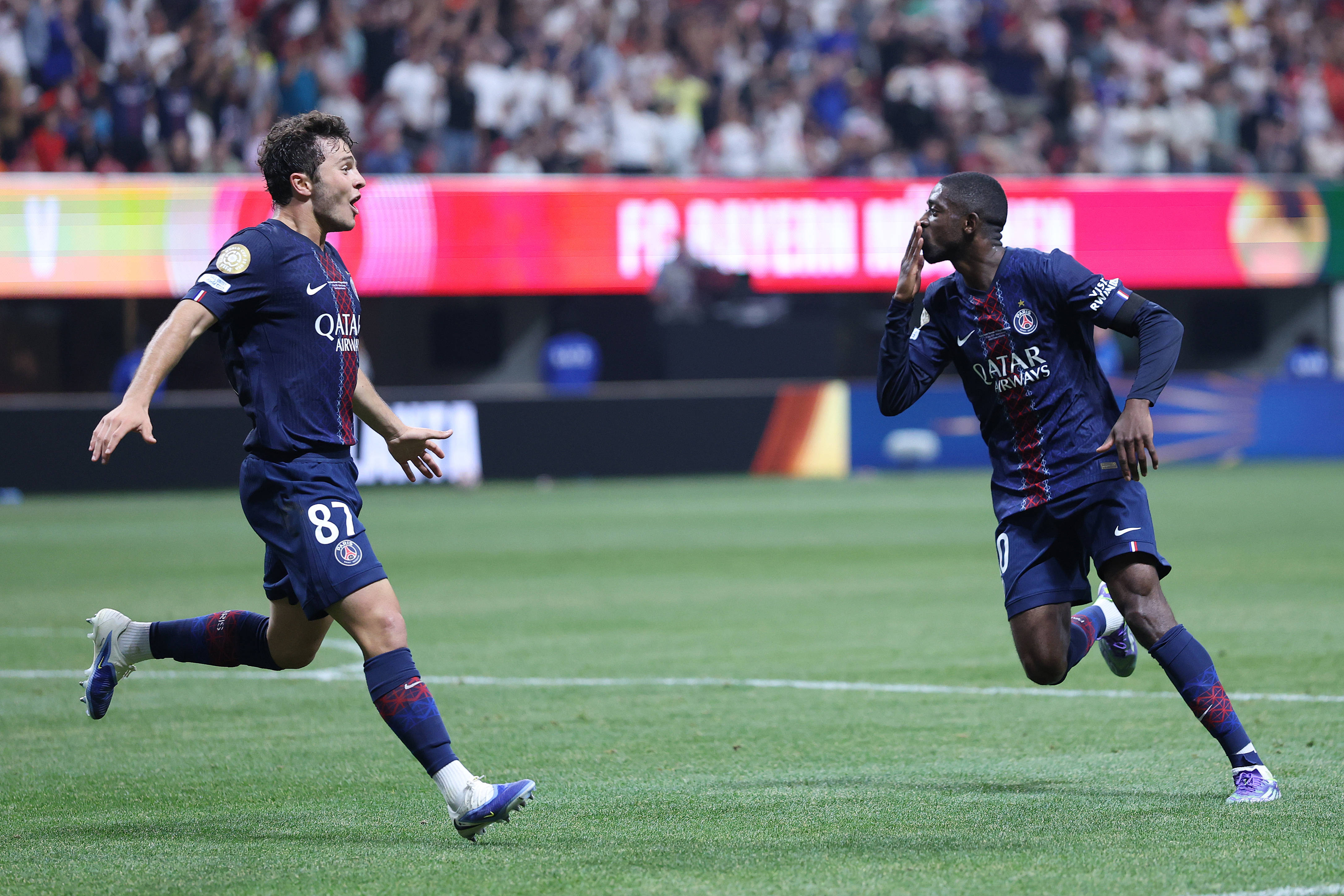 浓眉篮下高抛助攻，弗拉格空接得分（浓眉禁区高吊妙传，弗拉格空接完成得分）