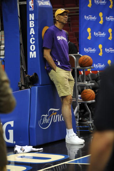 皇马3000万中卫重伤4个月！阿隆索哭晕：生死战后防6将养伤+2人染红（皇马3000万中卫伤停四月！阿隆索无奈：关键战后防线6人伤缺+两将染红）